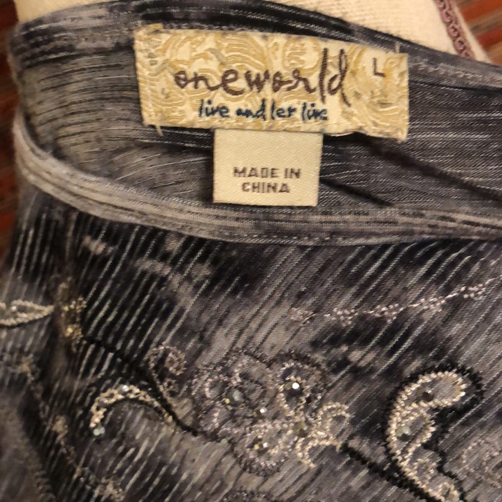 ❤️5 for $20❤️ONE WORLD Gray and Black Embroidered Top - Picture 4 of 4